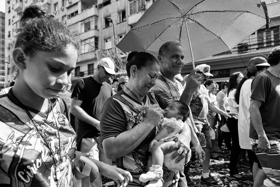 O fotógrafo profissional Romero Cruz fotografa família de fiéis de Nossa Senhora de Nazaré durante o Círio em Belém do Pará