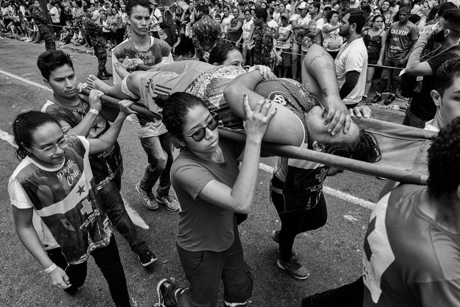 Fiéis chegam a exaustão física durante o Círio de Nazaré em Belém do Pará. Momento fotografado pelo fotógrafo Romero Cruz