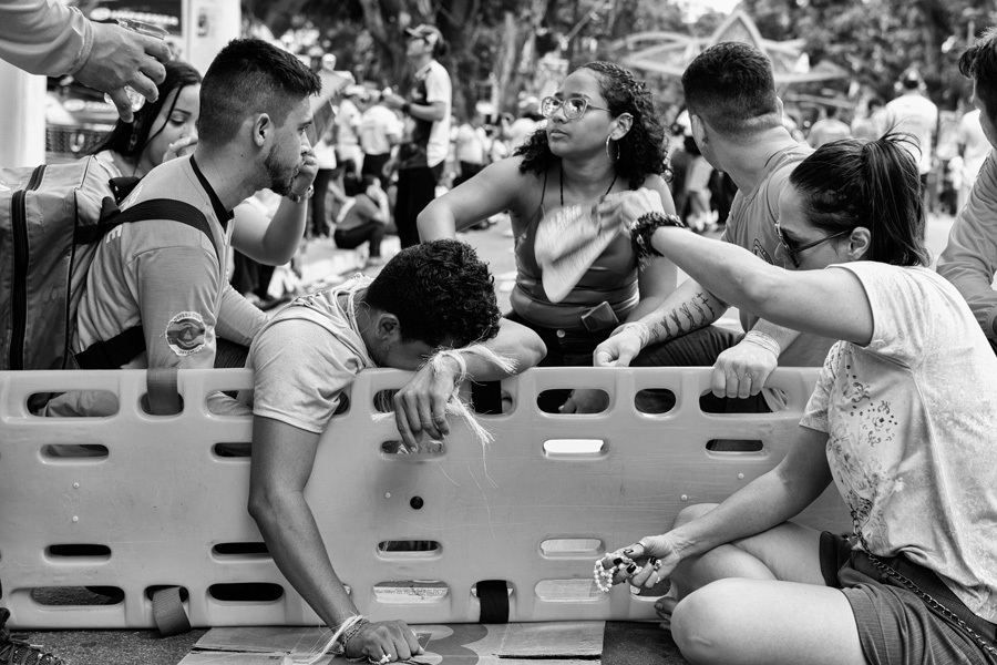 O fotógrafo Romero Cruz fotografa os fiéis devotos de Nosa Senhora pagando promessas no Círio de Nazaré em Belém do Pará