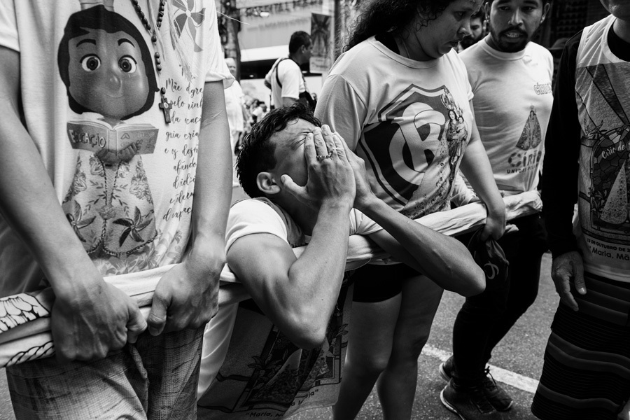 Romero Cruz, fotógrafo profissional, fotografou o Círio de Nazaré em 2019 e registrou momentos de fé e devoção dos romeiros pagadores de promessas, também conhecidos como promesseiros.