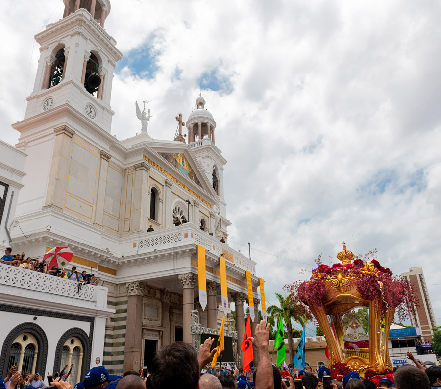 Momento em que a Imagem peregrina de Nossa Senhora de Nazaré chega da procissão a Basílica em Belém do Pará. Na fotografia do fotógrafo Romero Cruz