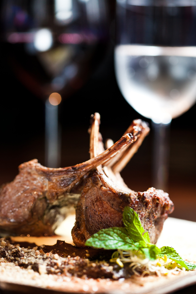 Delicioso carré de cordeiro fotografado pelo fotógrafo profissional de gastronomia Romero Cruz