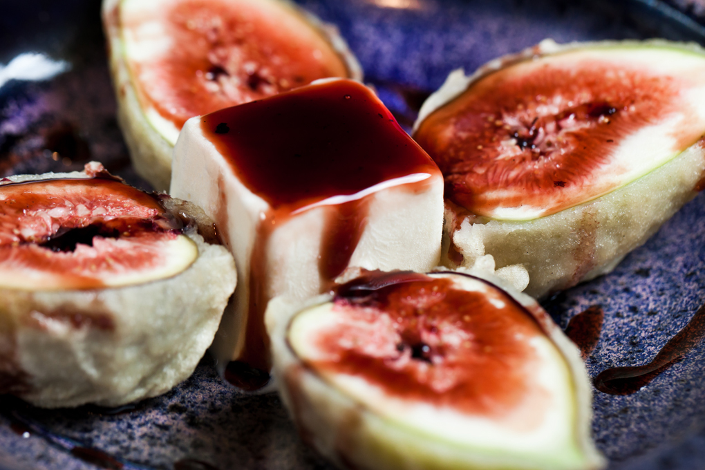 Sobremesa de figo na fotografia do fotógrafo profissional de gastronomia Romero Cruz