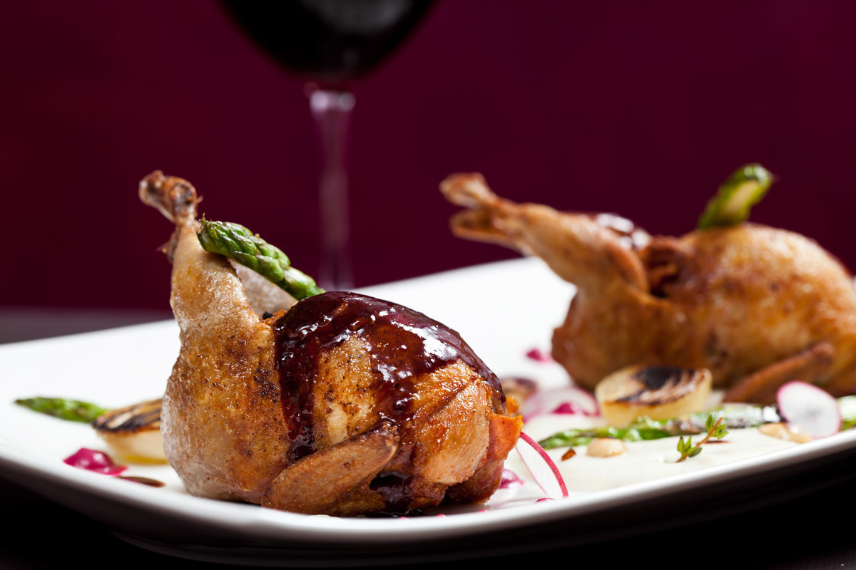 Codorna recheada na fotografia de Romero Cruz fotógrafo de culinária e gastronomia