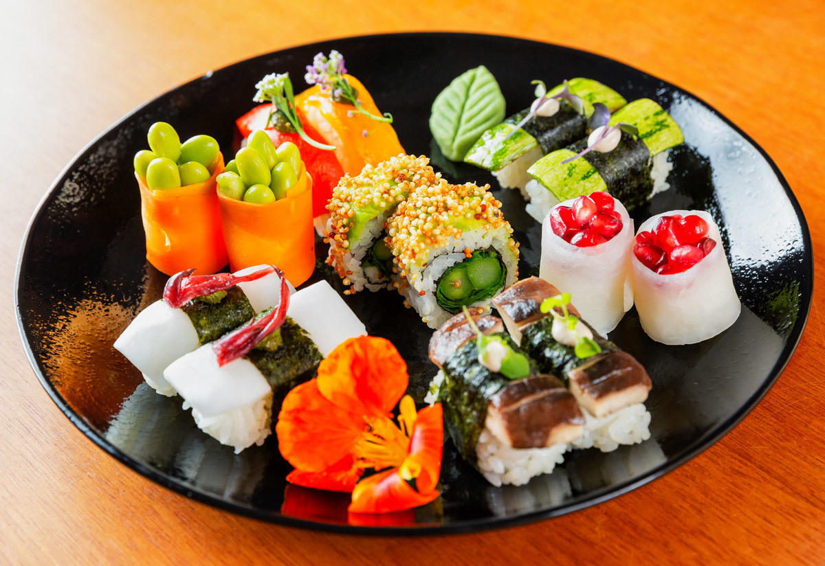 Romero Cruz fotógrafo de gastronomia fotografia esse lindo combinado de sushi vegano