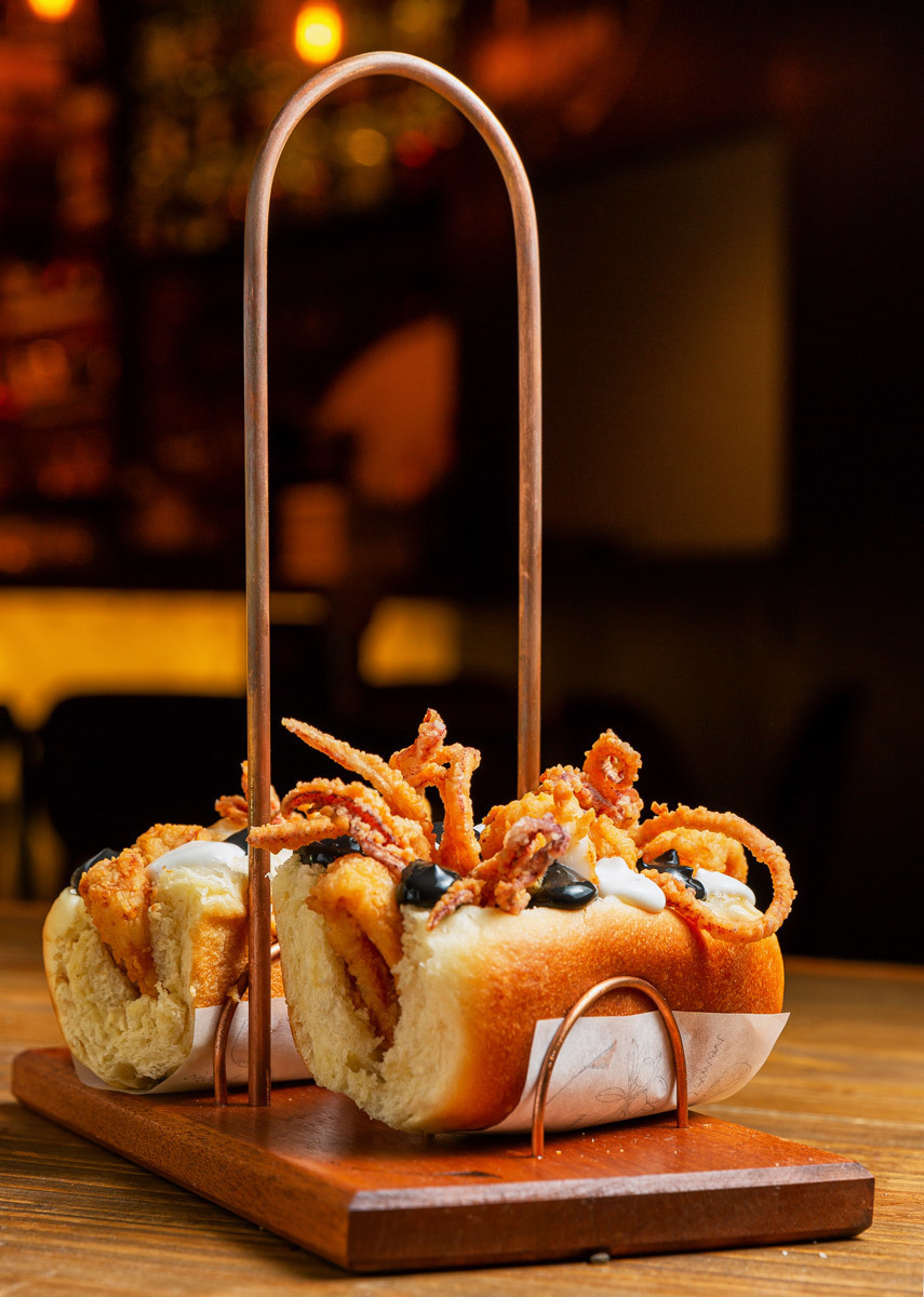 Croqueta de lula negra do tuy bar cosina fotografado pelo fotógrafo Romero Cruz