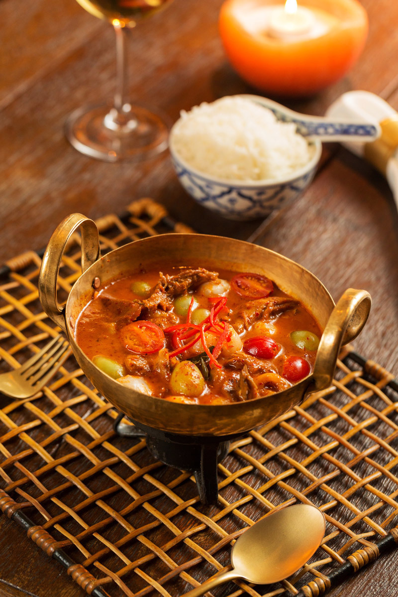 Delicioso curry com pato r frutas fotografado por Romero Cruz fotógrafo de gastronomia
