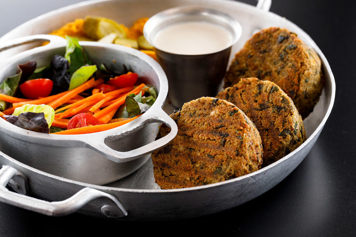 O fotógrafo Romero Cruz fotografou esse delicioso falafel assado com hommus