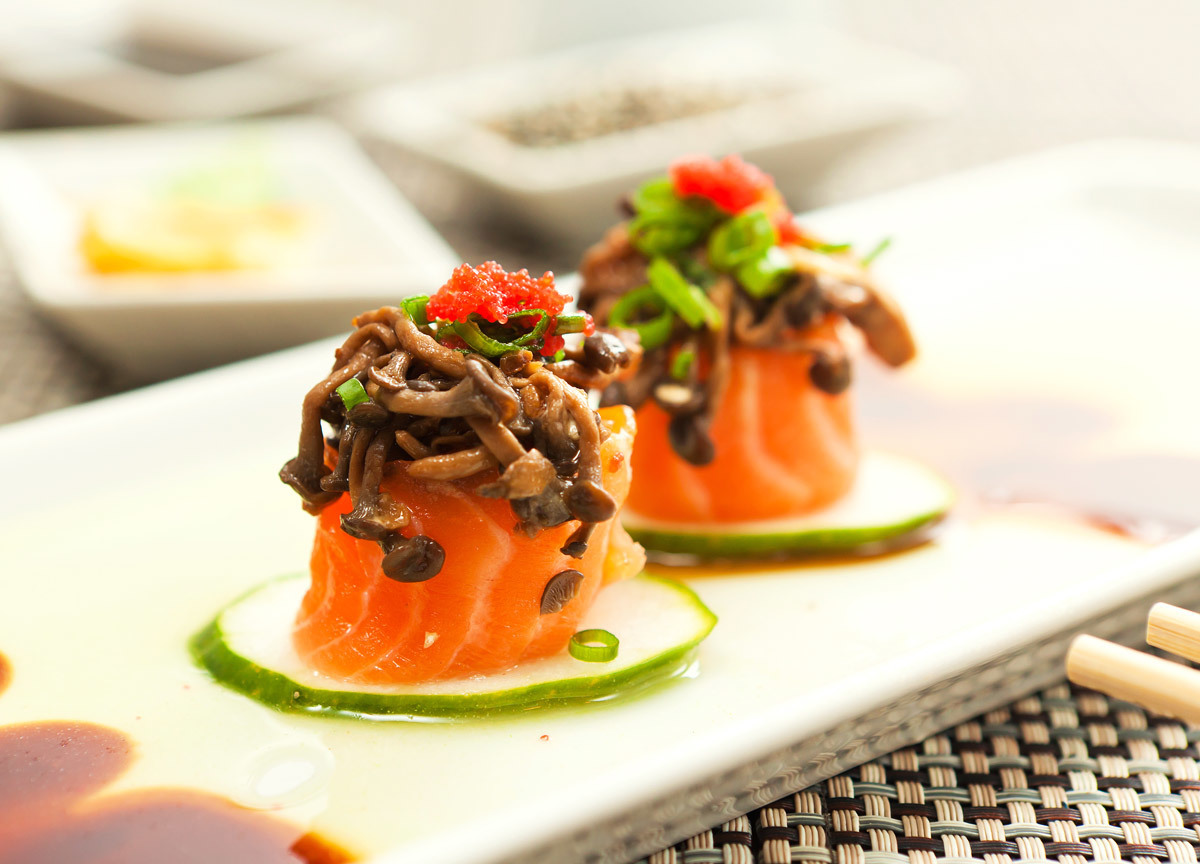 Maravilhoso Gunkan de salmão e shimeji fotografado pelo fotógrafo de gastronomia e culinaria Romero Cruz