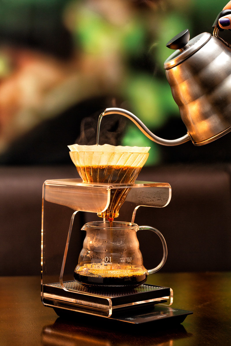 Café coado no hario v60 na foto feita por Romero Cruz fotógrafo de gastronomia