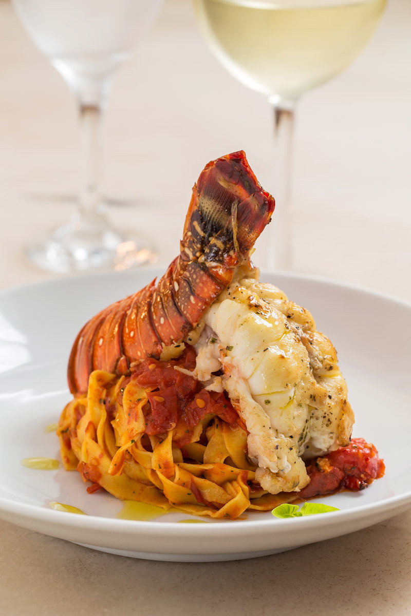 Deliciosa lagosta com fettuccine na fotografia feita por Romero Cruz