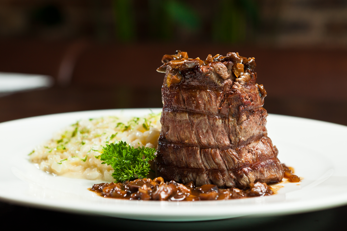 Prato tornedor de filé mignon na fotografia de Romero Cruz