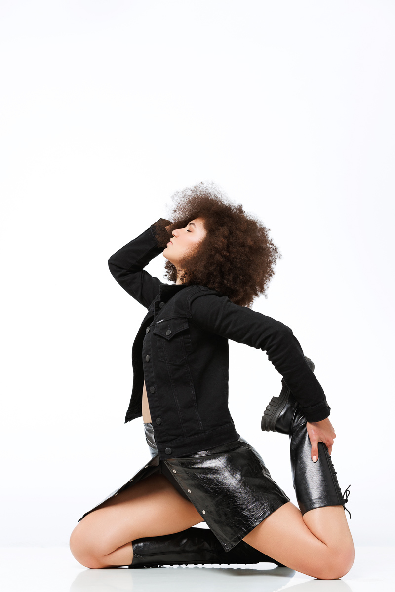 Fotógrafo Romero Cruz fotografou a modelo Fernanda Rayka em seu estúdio em São Paulo