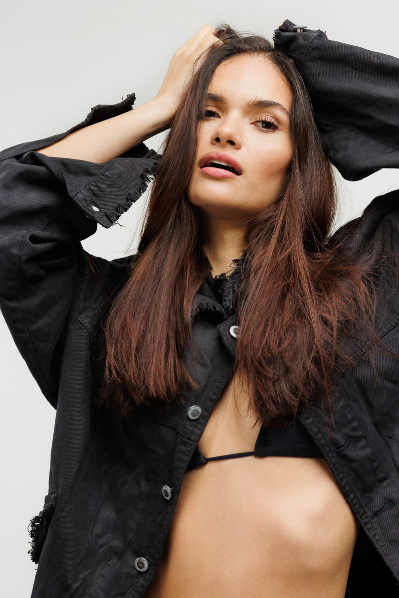 Book fotográfico da modelo Renata Neves feito por Romero Cruz em seu estúdio na cidade de São Paulo