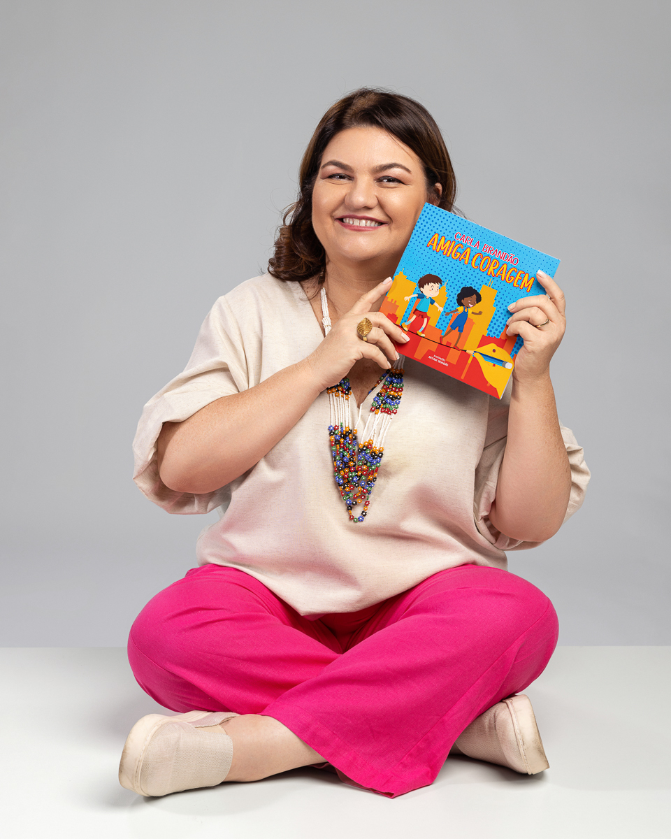 Carla Brandão, autora do livro infantil Amiga coragem, fotografada pelo fotógrafo profissional Romero Cruz