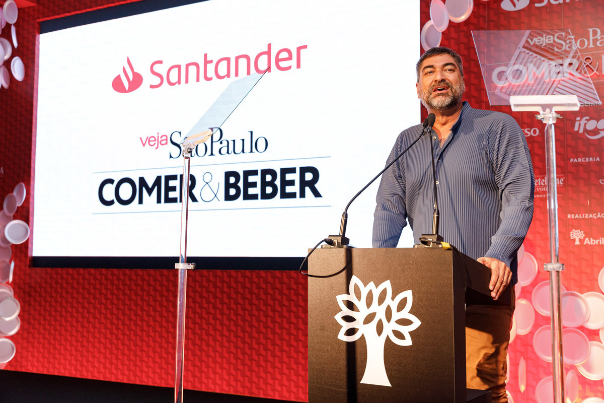 Zeca Camargo apresenta a premiação dos vencedores da Veja Comer & Beber de São Paulo na fotografia do fotógrafo Romero Cruz