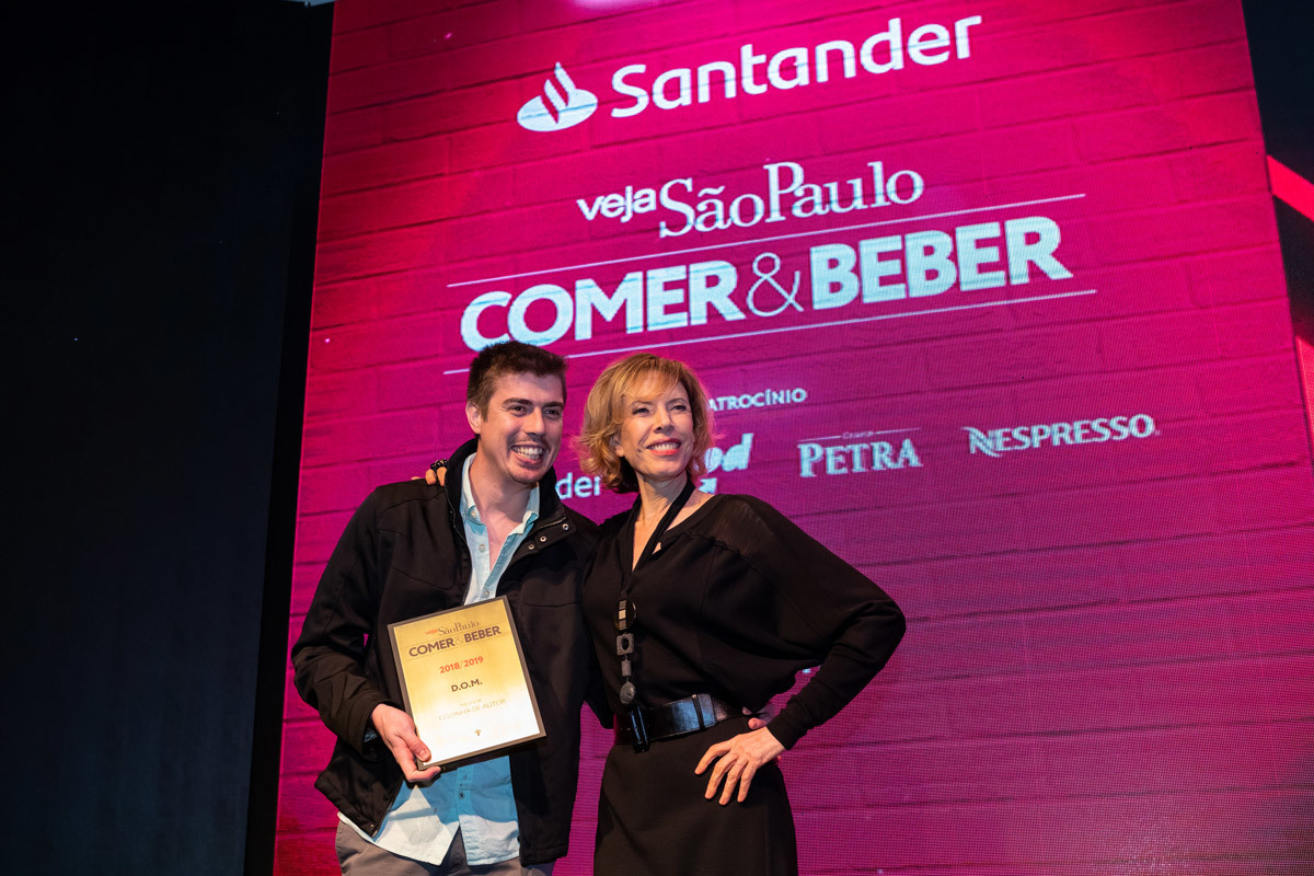 Marília Gabriela entregando placa de vencedor ao Restaurante Doom na premiação da Veja Comer & Beber fotografado por Romero Cruz