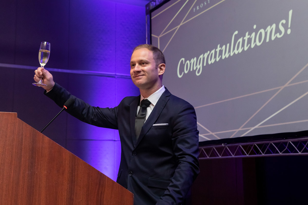 Brinde final no evento corporativo da consultoria Frost & Sullivan no hotel Unique em São Paulo-SP fotografado pelo fotógrafo Romero Cruz