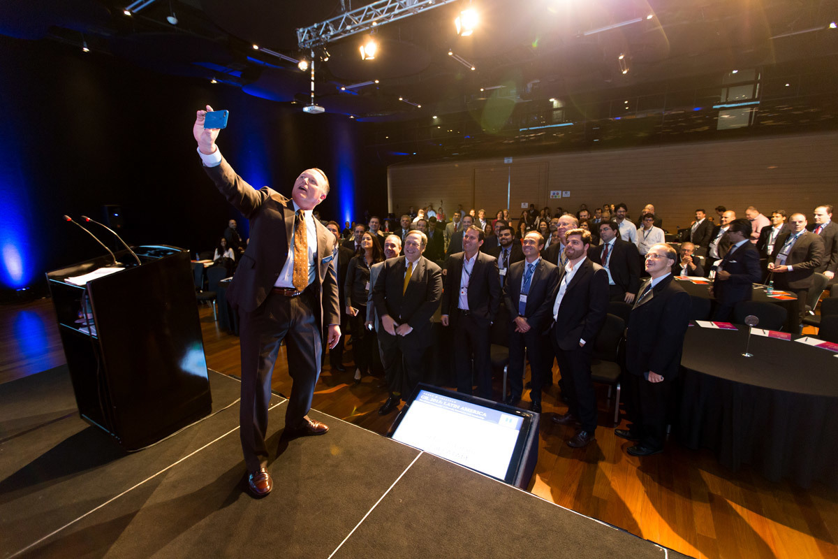 Selfie durante evento corporativo da Frost & Sullivan fotografado por Romero Cruz