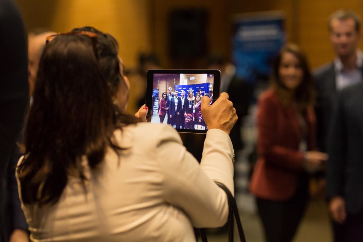 Bastidores de evento corporativo na fotografia do fotógrafo profissional Romero Cruz