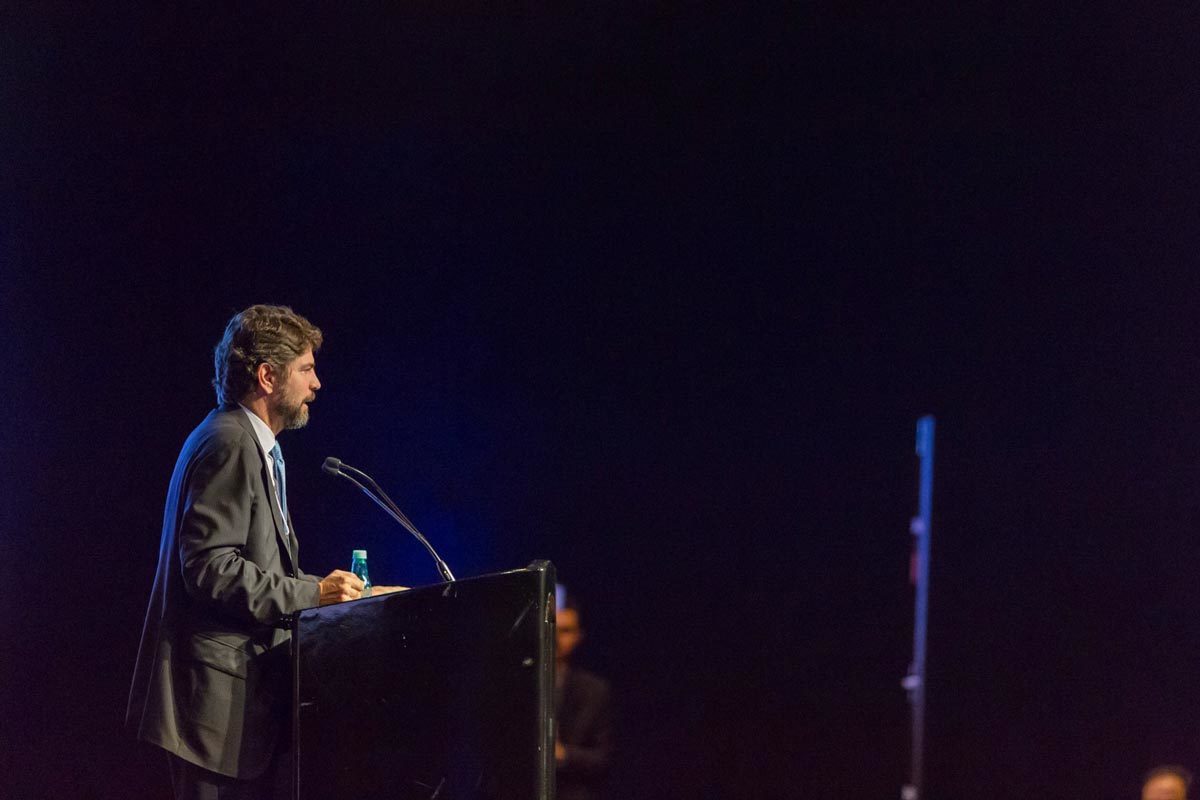 Palestrante de evento corporativo na fotografia de Romero Cruz