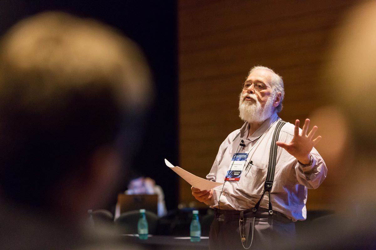 Fotógrafo de evento corporativo Romero Cruz fotografando para a Frost & Sullivan