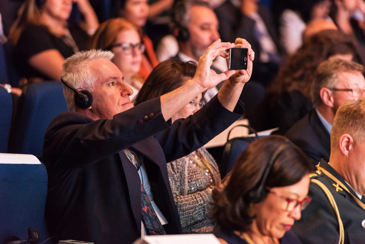 espectador de palestra durante evento corporativo na fotografia do fotógrafo Romero Cruz