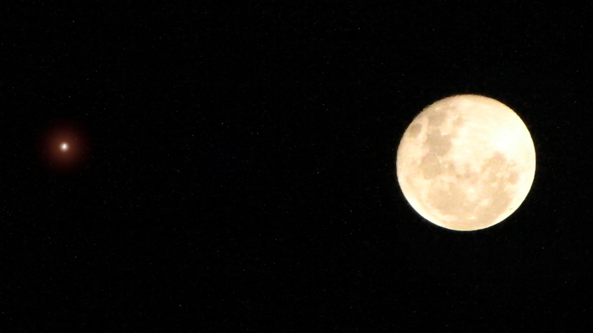 Júpiter alineado a la luna