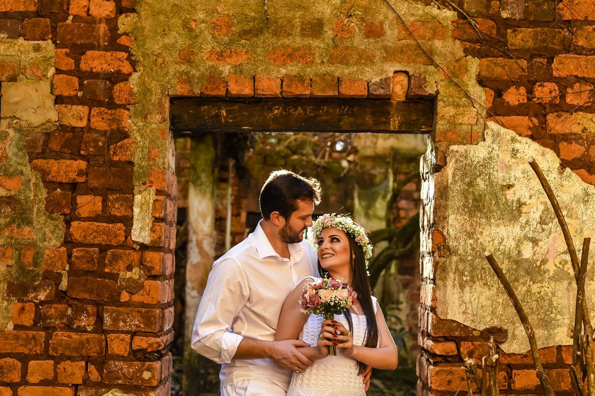 linda foto romântica com um mini buquê e um belo arranjo floral de cabeça, fotos Wellington Guimarães