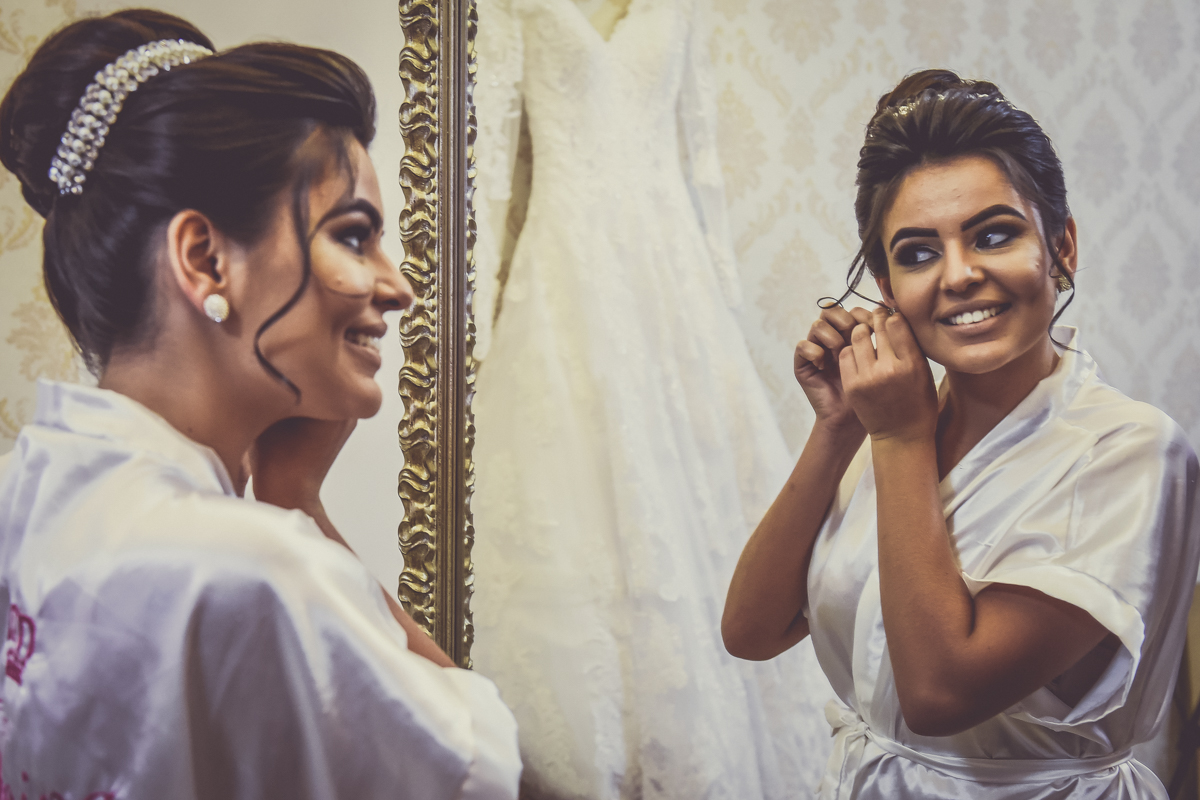 Noiva colocando os brincos