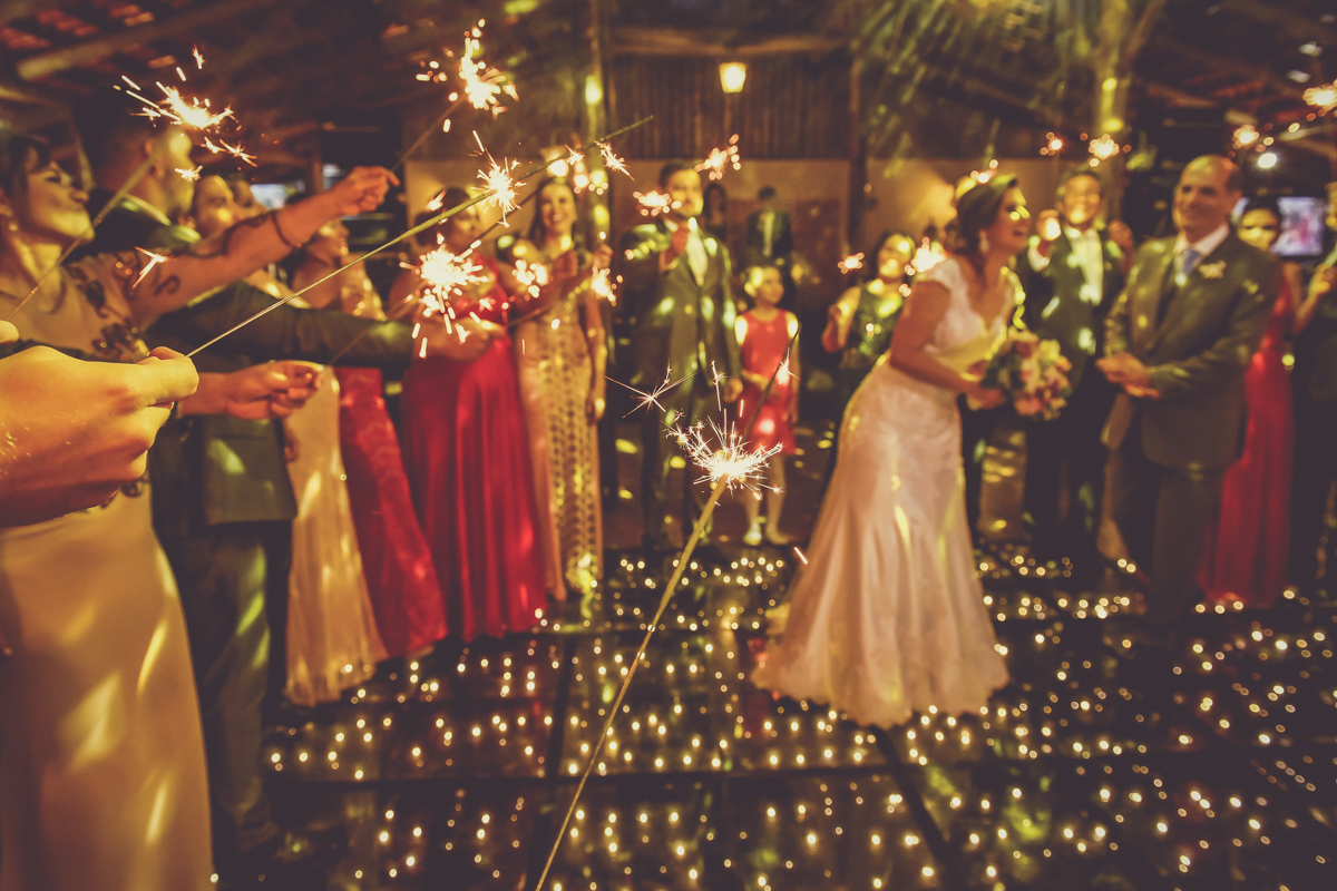 Pista de led no casamento, com spartas de fogo