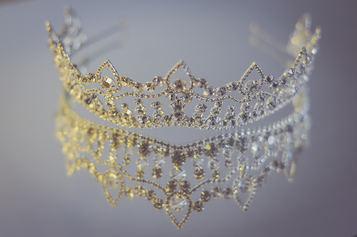 linda tiara de noiva com detalhes