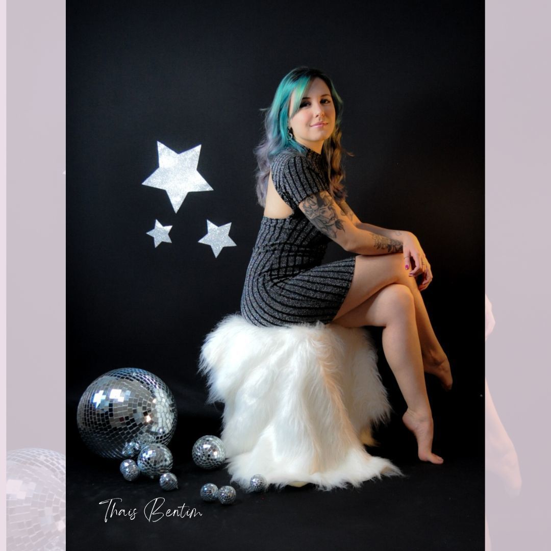 Ensaio Aniversário 
Discoteca, estrelas e globo espelhado, paetê