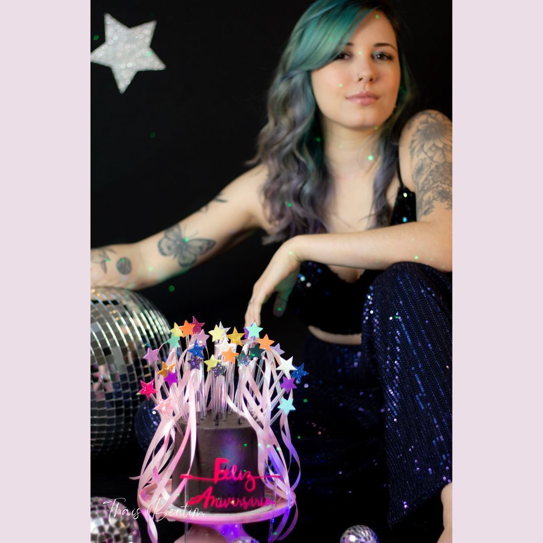 Ensaio Aniversário 
Discoteca, bolo com estrelas, globo espelhado, paetê