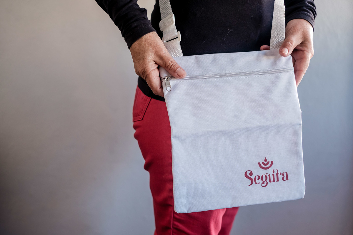 Mulher usando a Bolsa Segura para dreno no pós operatório
