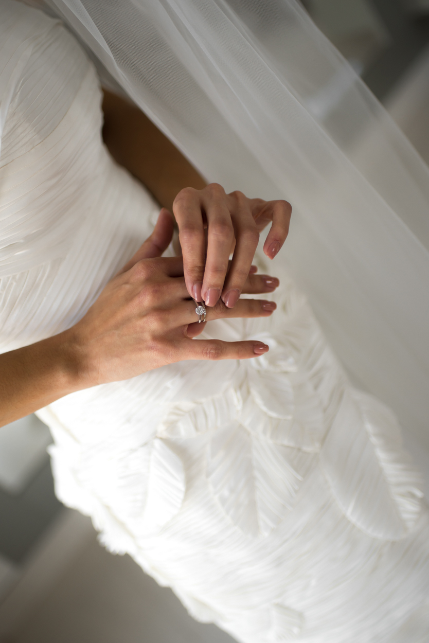 alianças nas mãos da noiva