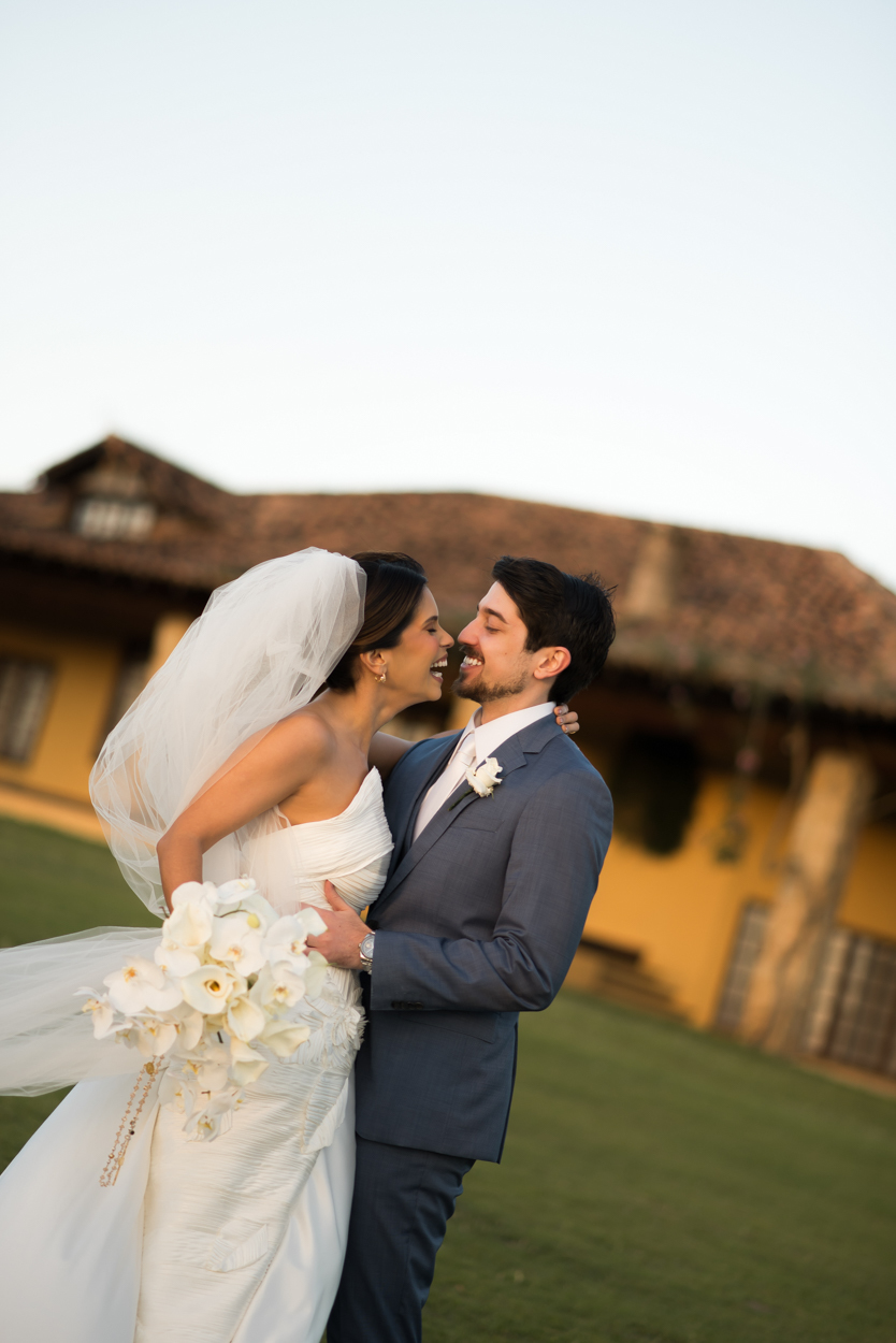 Fotos do casal em pós cerimônia ao pôr do sol