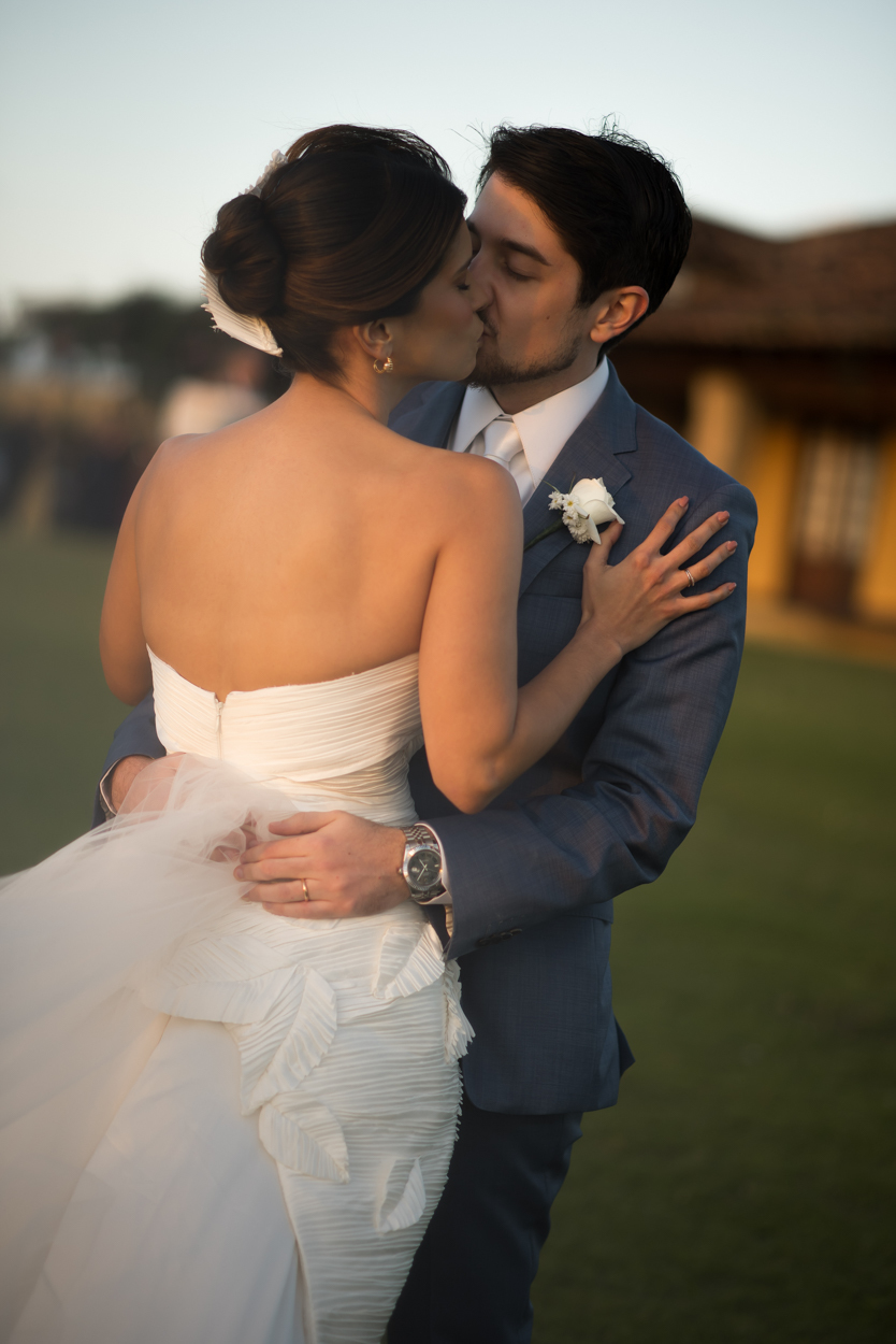 Fotos do casal em pós cerimônia ao pôr do sol