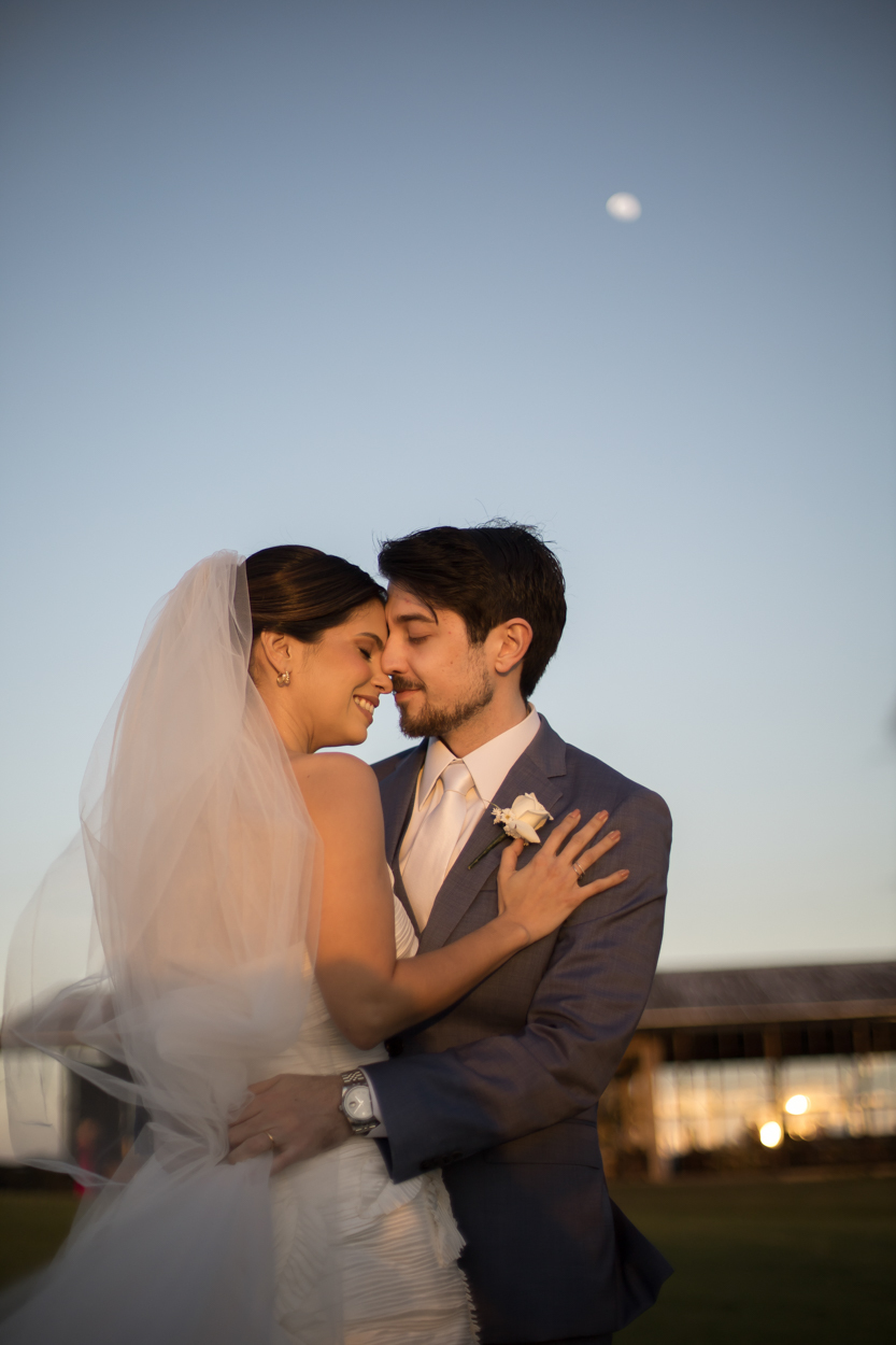 Fotos do casal em pós cerimônia ao pôr do sol