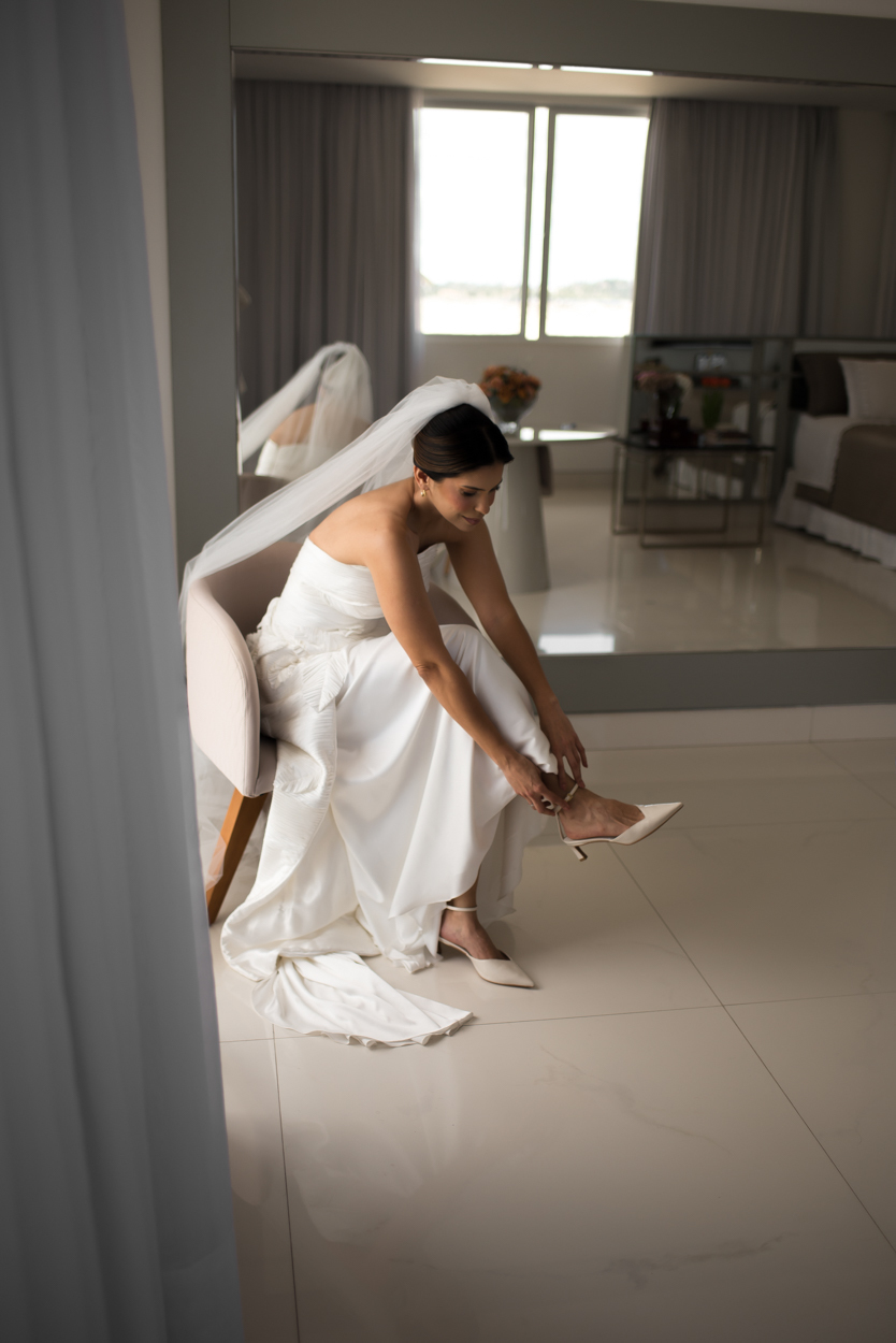 Noiva calçando o sapato