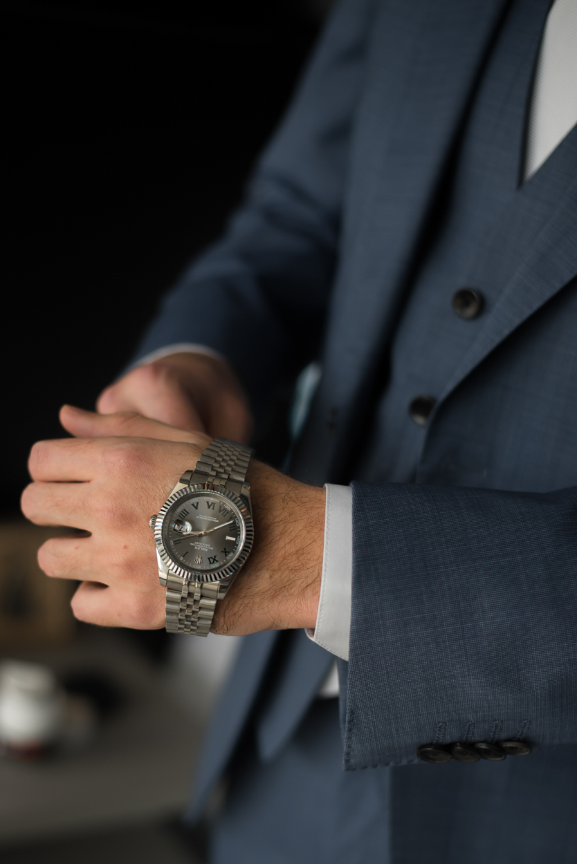 Retrato artístico do noivo em casamento de luxo