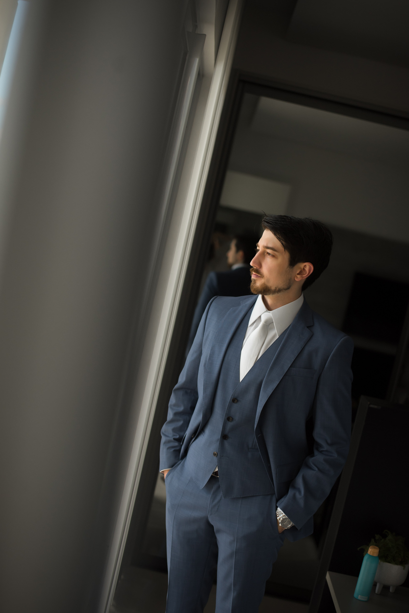 Retrato artístico do noivo em casamento de luxo