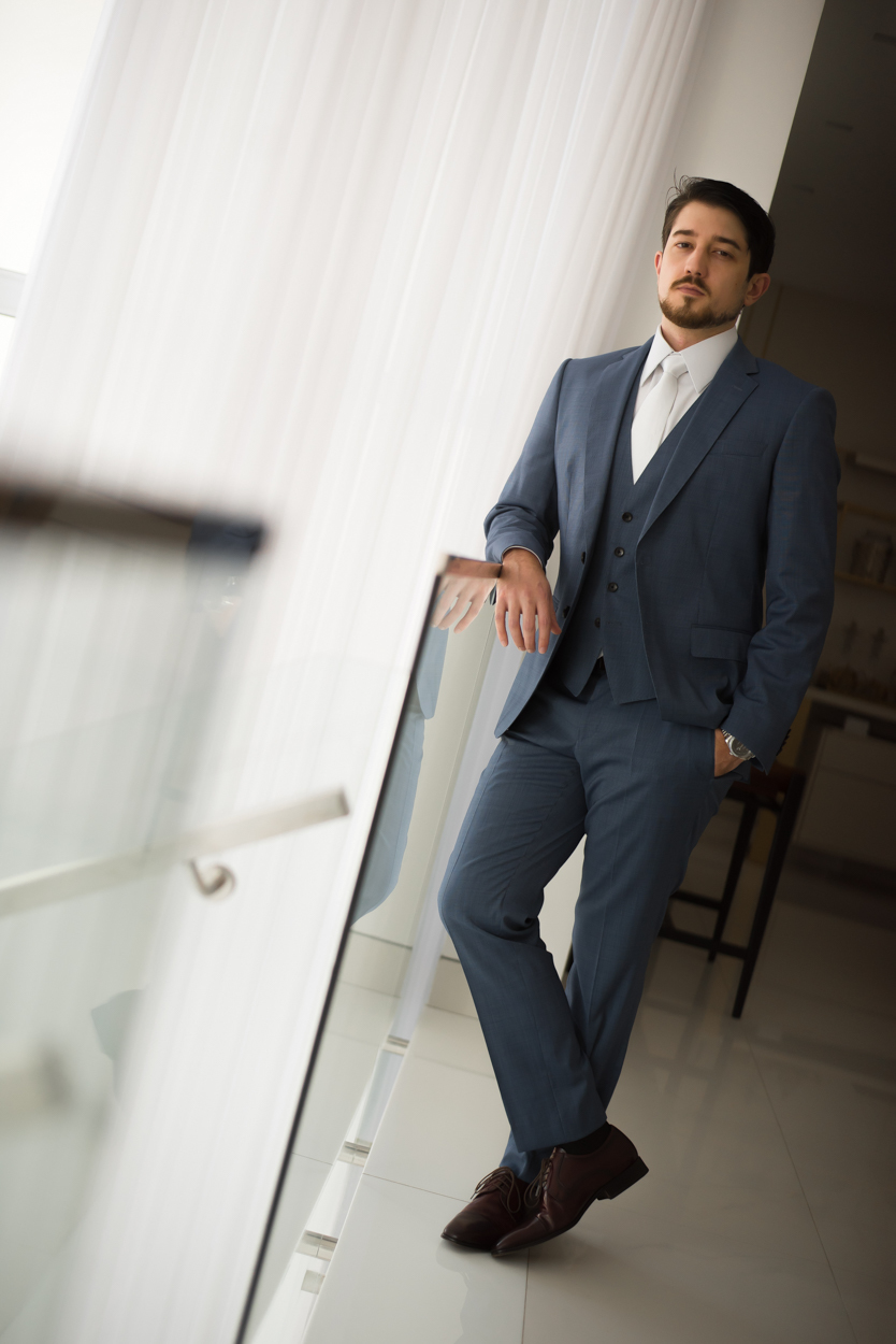 Retrato artístico do noivo em casamento de luxo