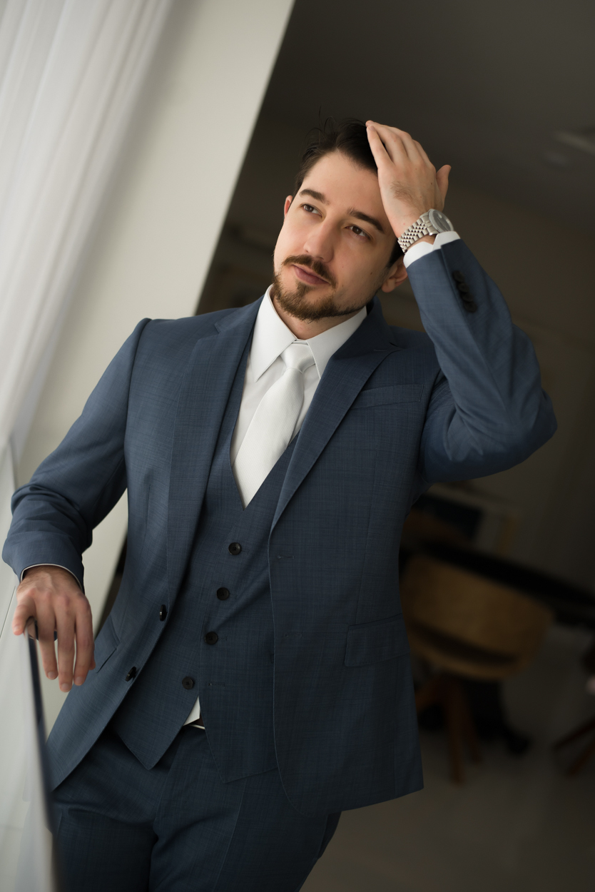 Retrato artístico do noivo em casamento de luxo