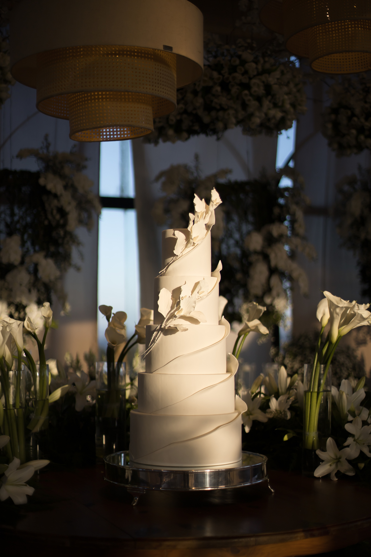 Bolo de casamento deslumbrante e clássico