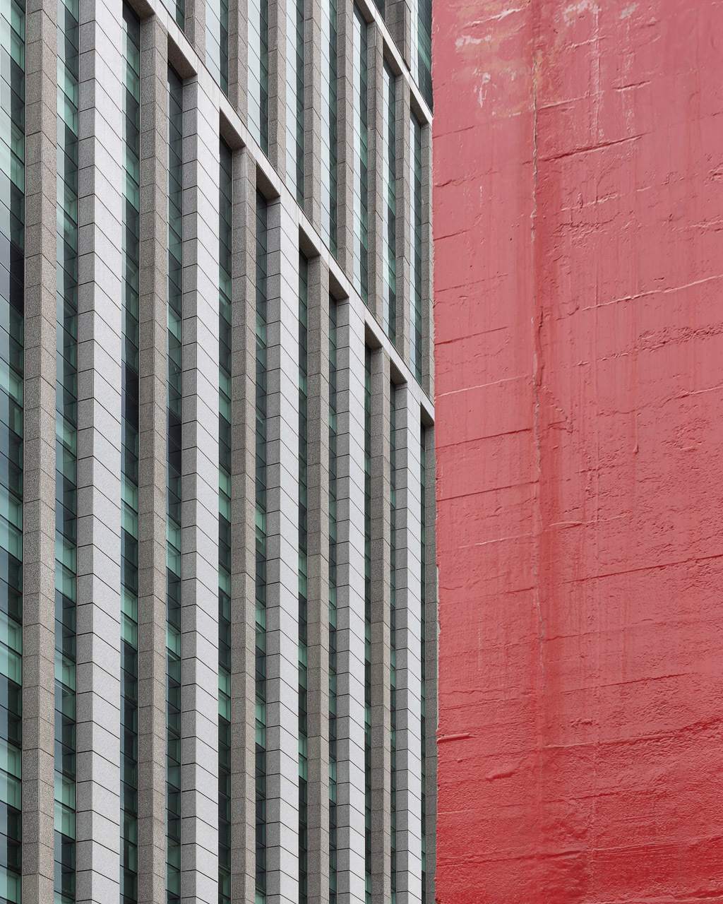 Detalhe do Pilar do MASP com edifício moderno da Av. Paulista, quadros decorativos