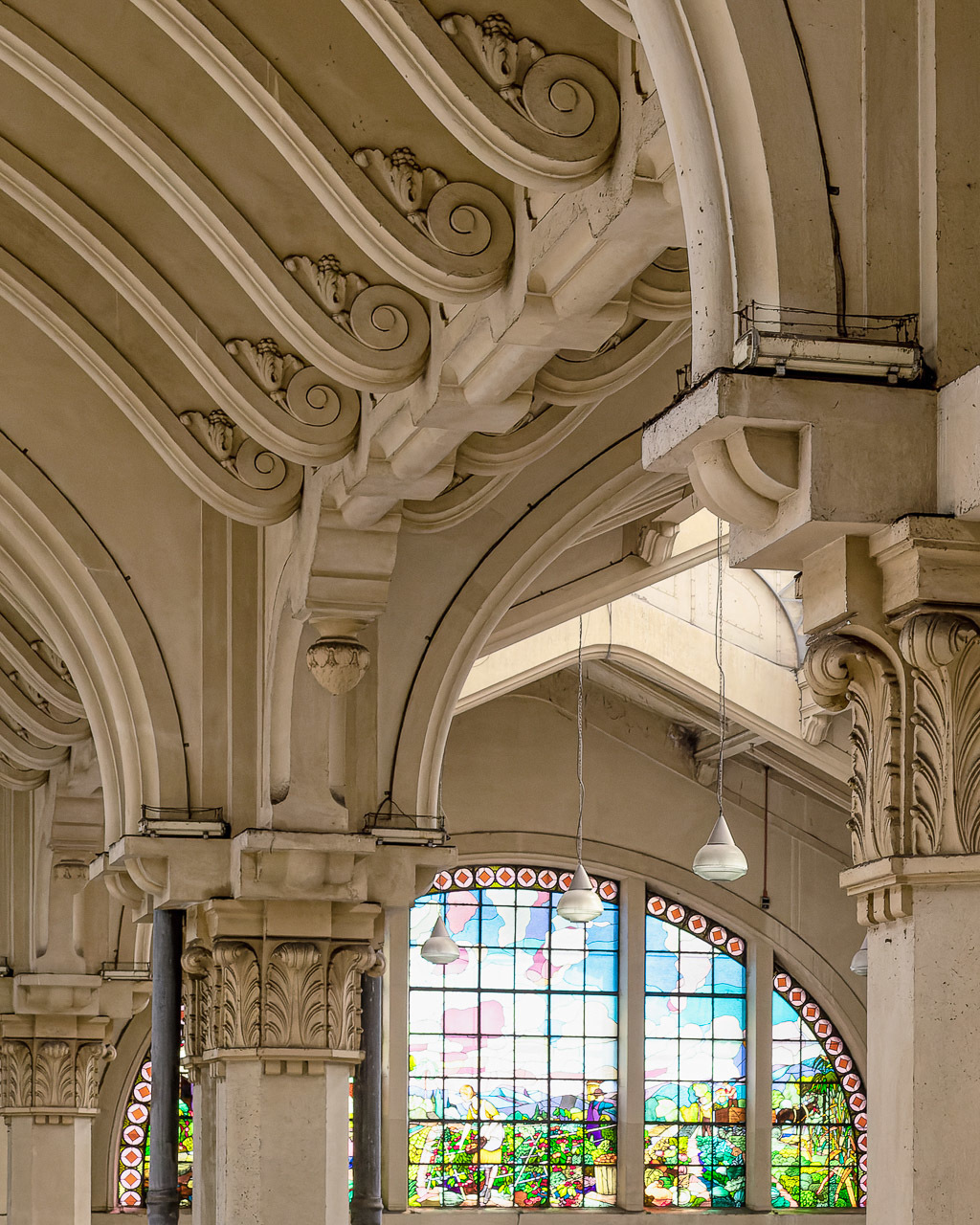 Mercadão de São Paulo detalhe das vigas e vitrais, quadros decorativos