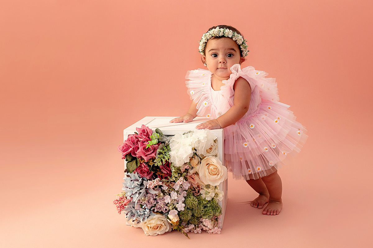 ensaio-foto-infantil-no-estudio-de-menina-vestido-margarida-flores-sonia-colvara-