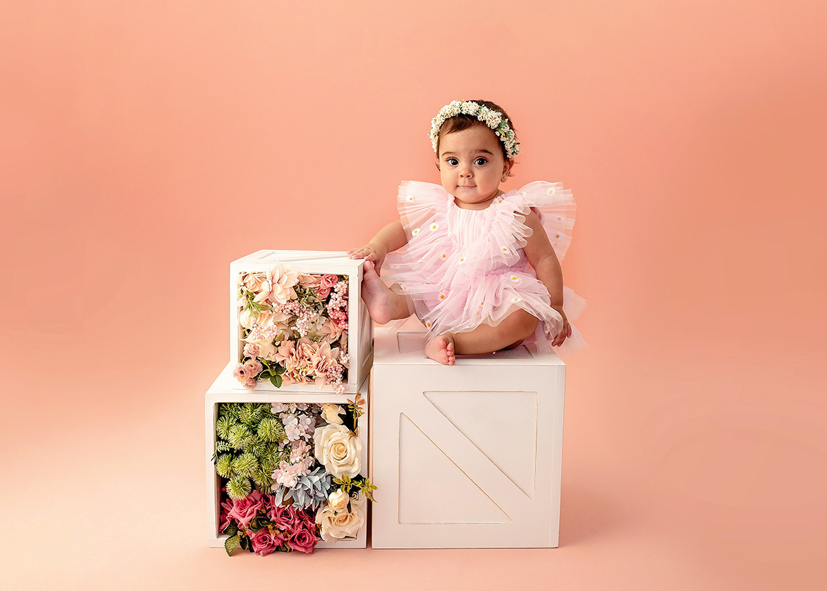 ensaio-foto-infantil-no-estudio-de-menina-vestido-margarida-flores-sonia-colvara-