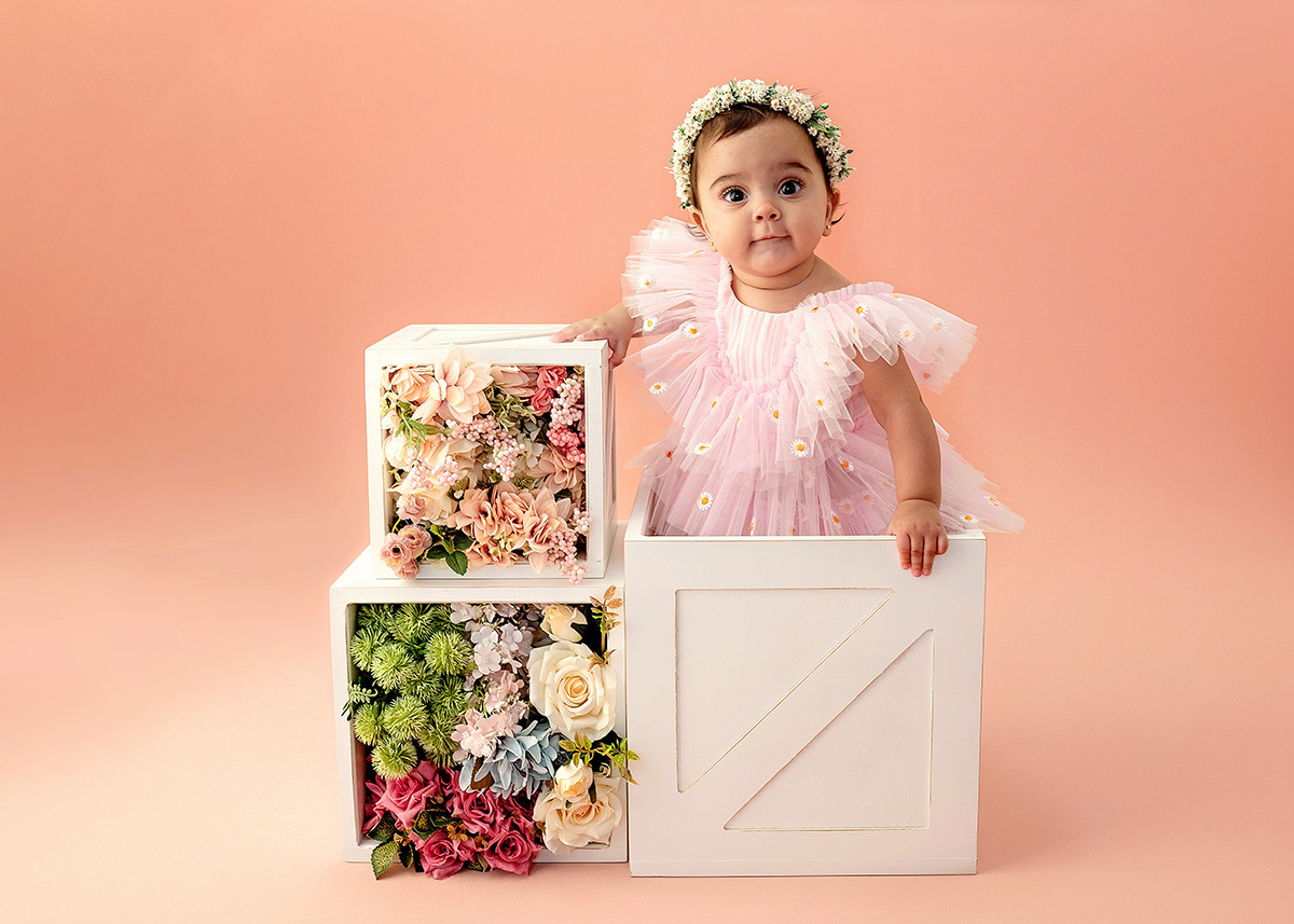 ensaio-foto-infantil-no-estudio-de-menina-vestido-margarida-flores-sonia-colvara-